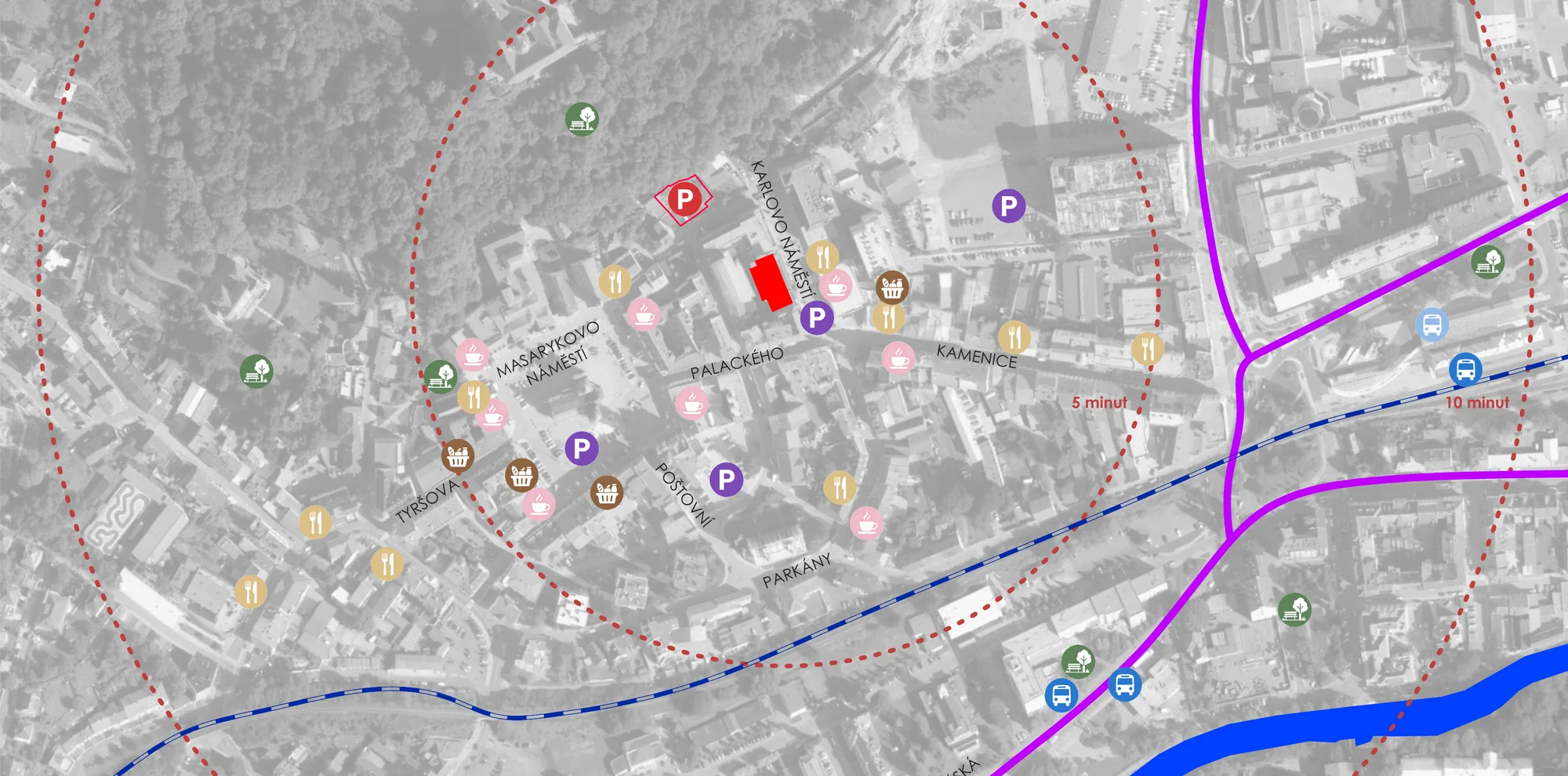 Mapa okolí Karlova náměstí v Náchodě s vyznačenou budovou, parkovišti, restauracemi, kavárnami, obchody a zastávkami